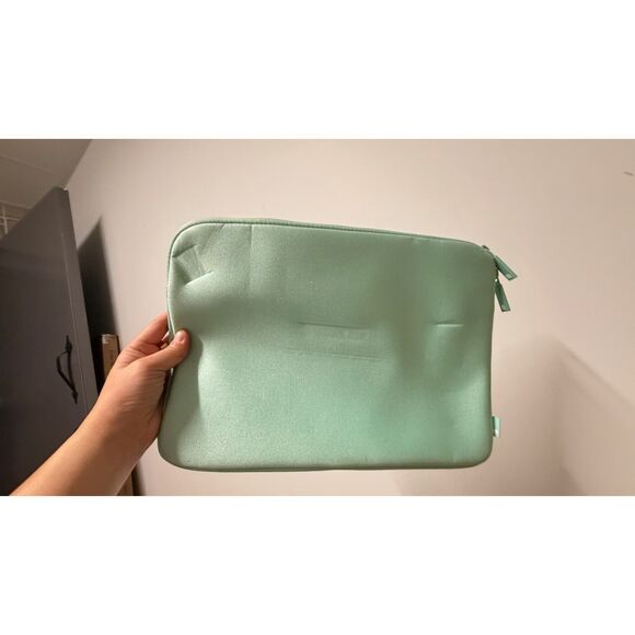 Incase Classic Universal Laptop Sleeve – 13” (Mint Green) - Picture 1 of 3